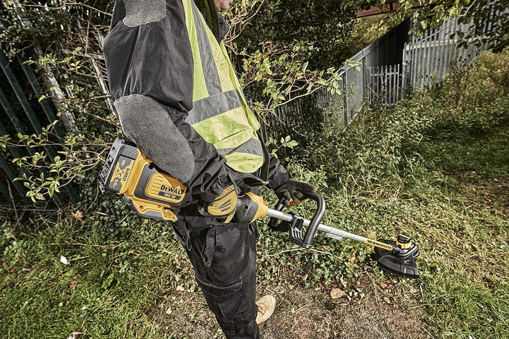 DEWALT Akku-Rasentri mmer (18 Volt, bürstenlos, 30 cm Schnittbreite, zwei-Stufen-Elektronik, Bumb-Feed Fadenverlängerung, für große Flächen und Gärten, Lieferung ohne Akku und Ladegerät) DCM561PB