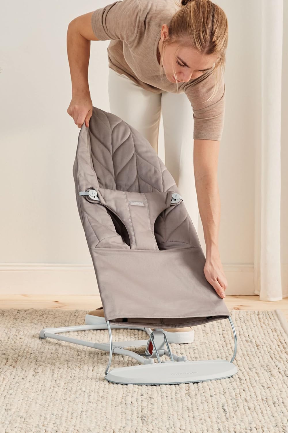 BabyBjörn Babywippe Bliss, Gewebt, Blütenblatt-Steppung, Sandgrau