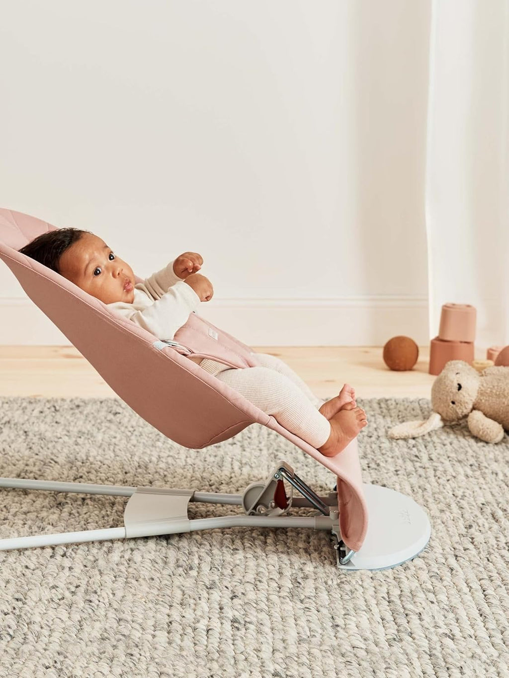 BabyBjörn Babywippe Bliss, Gewebt, Blütenblatt-Steppung, Sandgrau