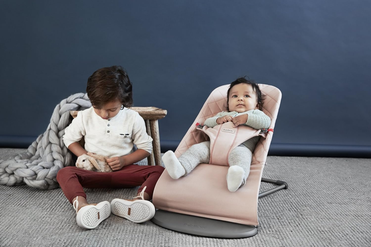BabyBjörn Babywippe Bliss, Gewebt, Blütenblatt-Steppung, Sandgrau